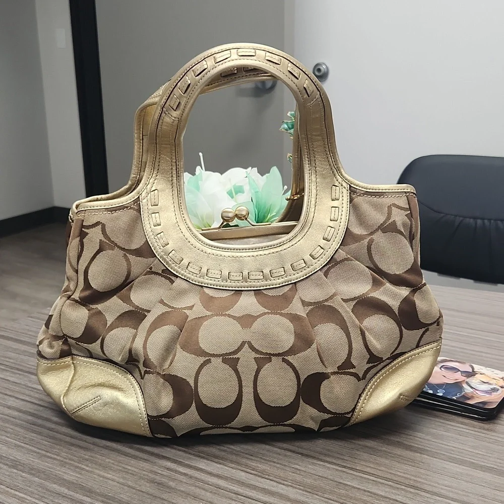 COACH LARGE 3 COMPARTMENT MONOGRAM GOLD LEATHER ACCENT WITH KISSLOCK - Picture 4 of 13